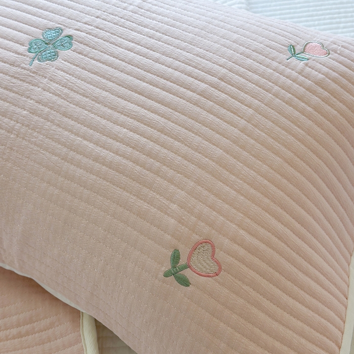 91家纺网 家纺一手货源 找家纺 优悦生活馆 2025新款皱皱纱夹棉刺绣系列床盖 四叶草-粉