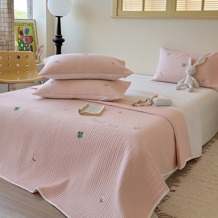 91家纺网 家纺一手货源 找家纺 优悦生活馆 2025新款皱皱纱夹棉刺绣系列床盖 四叶草-粉