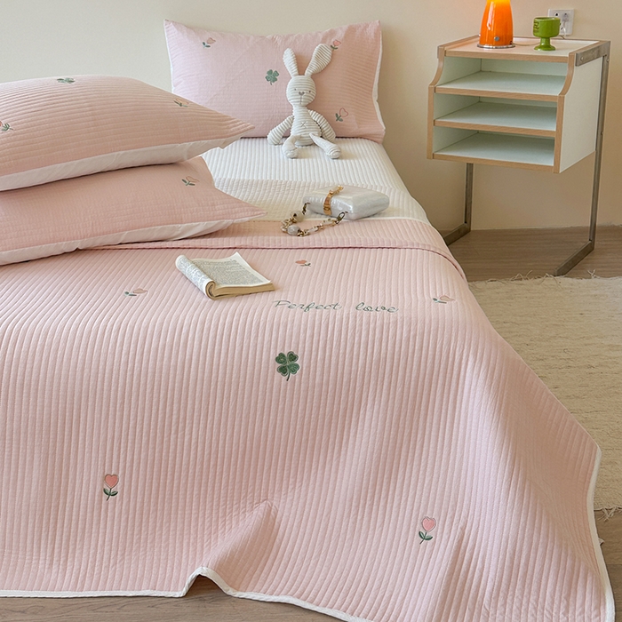 91家纺网 家纺一手货源 找家纺 优悦生活馆 2025新款皱皱纱夹棉刺绣系列床盖 四叶草-粉