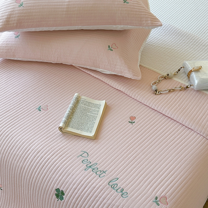 91家纺网 家纺一手货源 找家纺 优悦生活馆 2025新款皱皱纱夹棉刺绣系列床盖 四叶草-粉