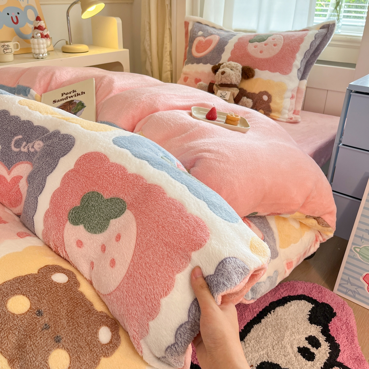 91家纺网 家纺一手货源 找家纺 川悦生活 2025新款雪花绒宿舍床笠款三件套 甜蜜日常粉