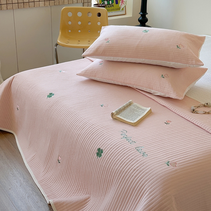 91家纺网 家纺一手货源 找家纺 优悦生活馆 2025新款皱皱纱夹棉刺绣系列床盖 四叶草-粉