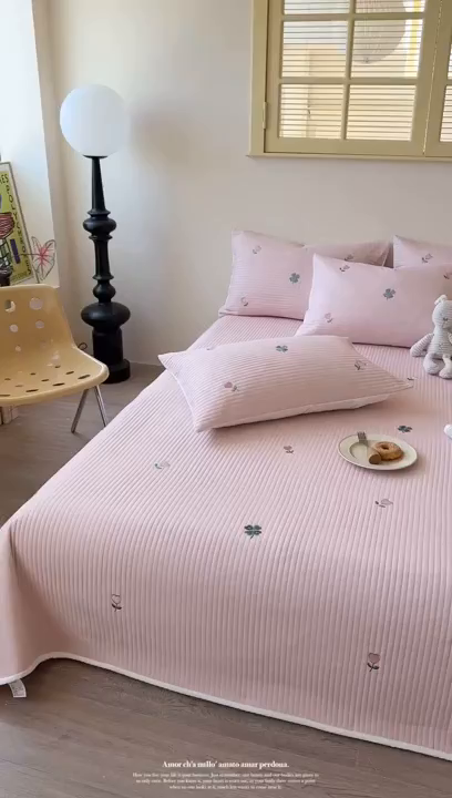 91家纺网 家纺一手货源 找家纺 优悦生活馆 2025新款皱皱纱夹棉刺绣系列床盖 四叶草-粉