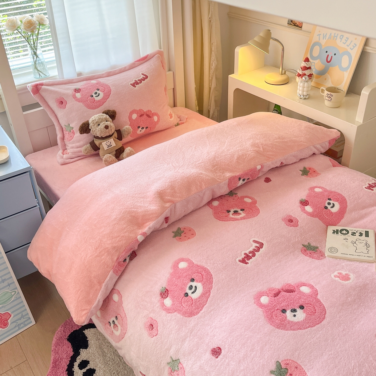 91家纺网 家纺一手货源 找家纺 川悦生活 2025新款雪花绒宿舍床笠款三件套 甜系粉熊