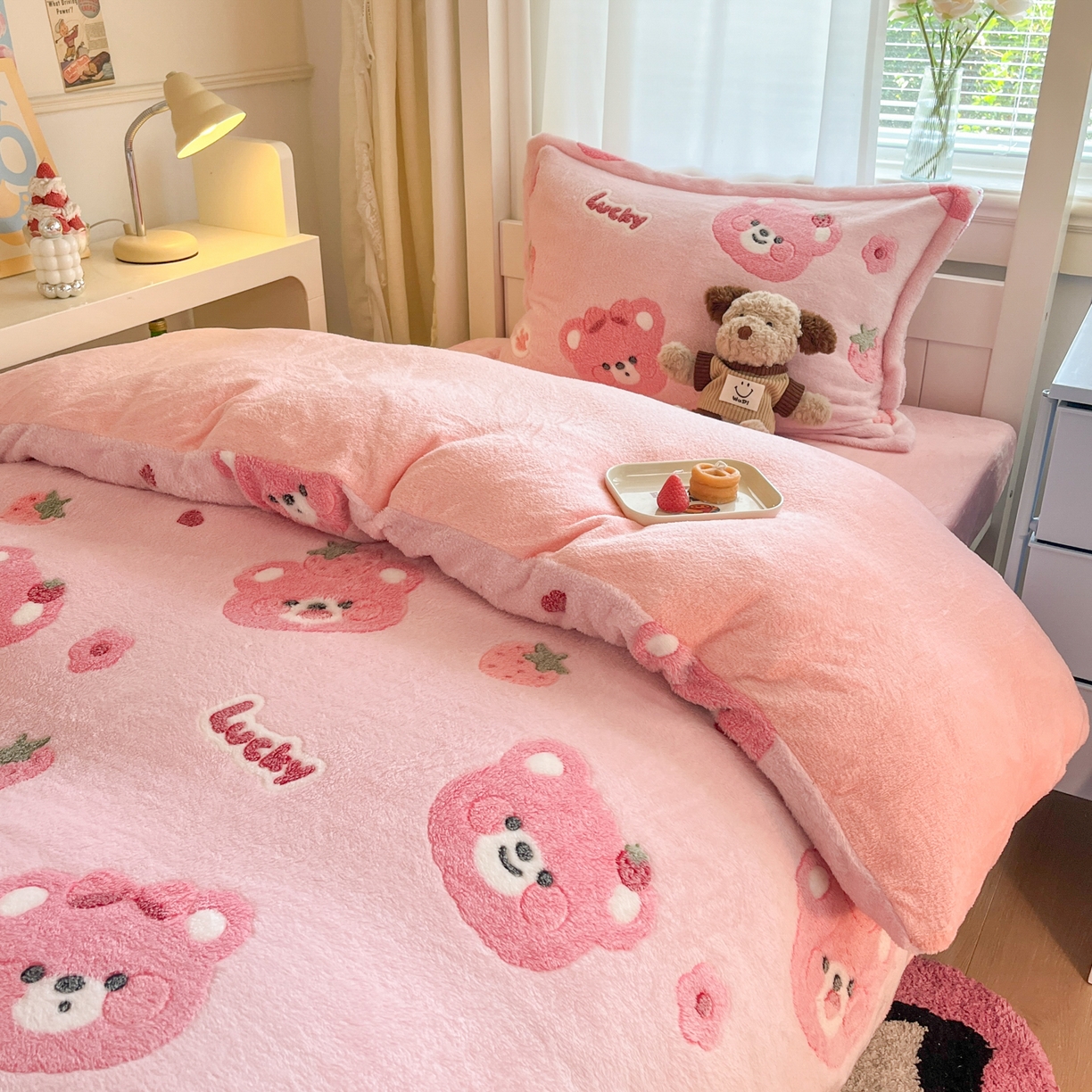 91家纺网 家纺一手货源 找家纺 川悦生活 2025新款雪花绒宿舍床笠款三件套 甜系粉熊
