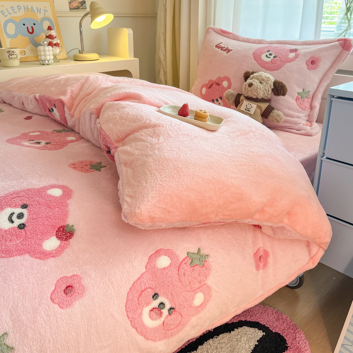 91家纺网 家纺一手货源 找家纺 川悦生活 2025新款雪花绒宿舍床笠款三件套 甜系粉熊