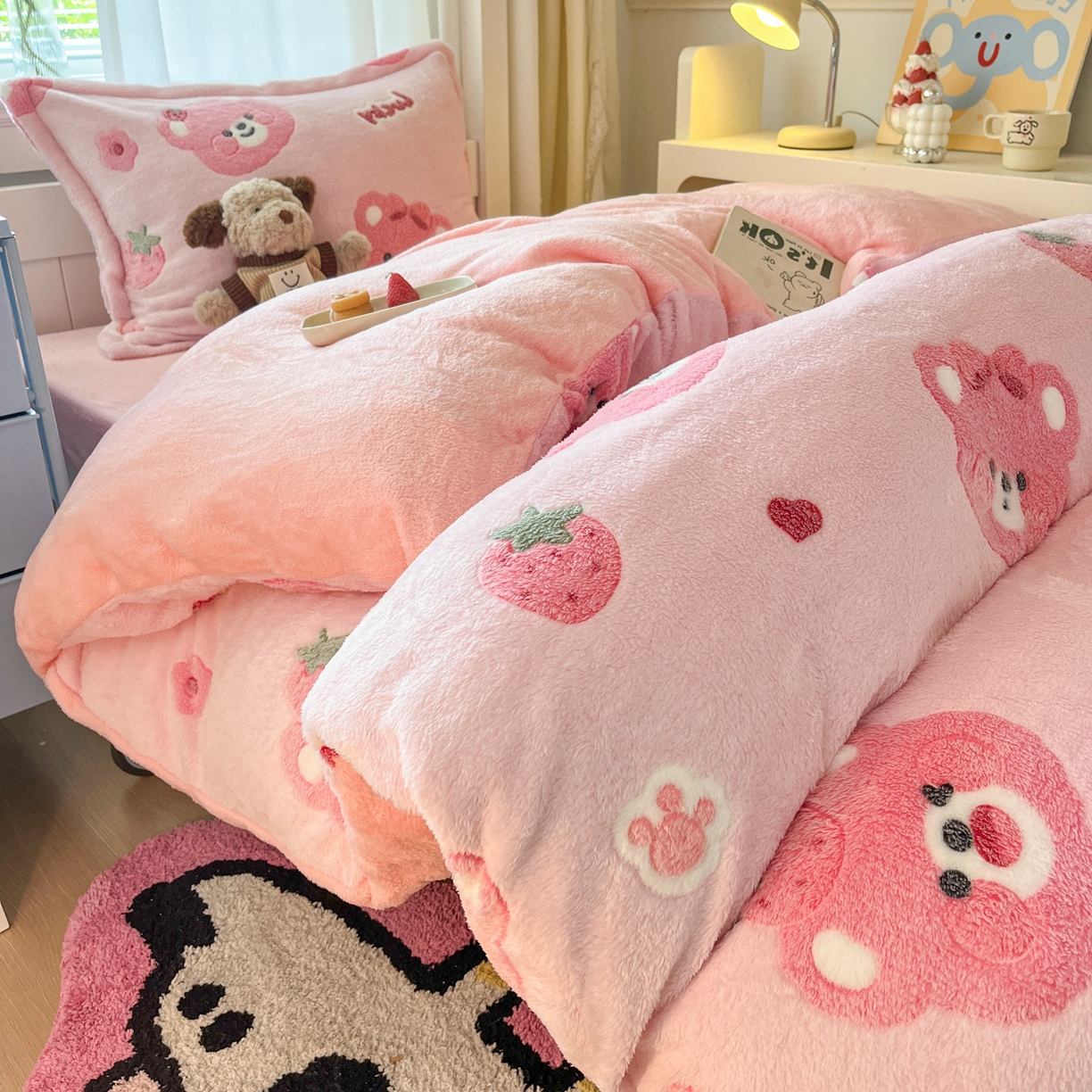 91家纺网 家纺一手货源 找家纺 川悦生活 2025新款雪花绒宿舍床笠款三件套 甜系粉熊