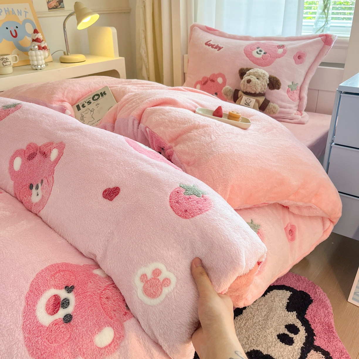 91家纺网 家纺一手货源 找家纺 川悦生活 2025新款雪花绒宿舍床笠款三件套 甜系粉熊