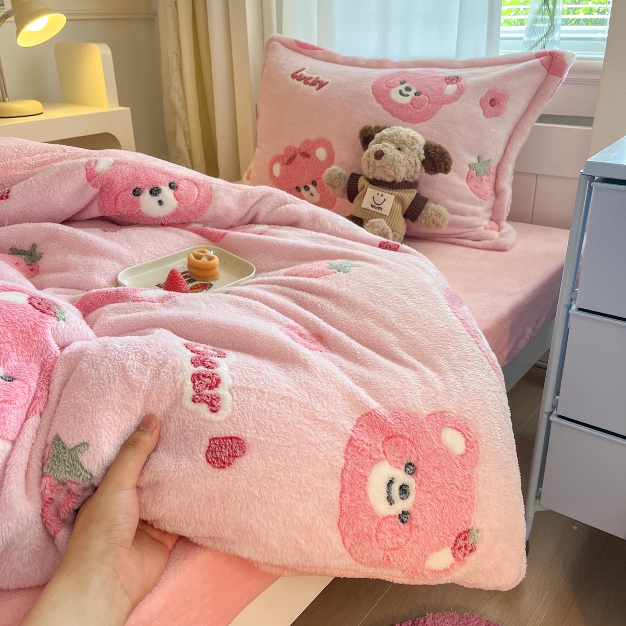 91家纺网 家纺一手货源 找家纺 川悦生活 2025新款雪花绒宿舍床笠款三件套 甜系粉熊