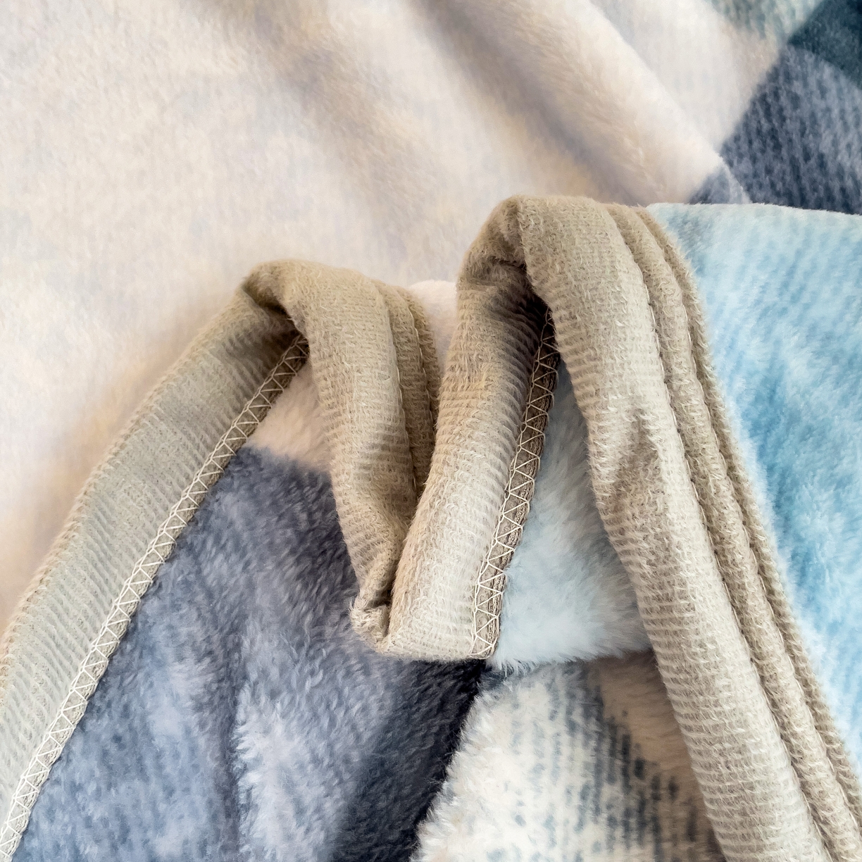 91家纺网 家纺一手货源 找家纺 启发毛毯 2025新款高克重双面牛奶绒盖毯 蓝大格