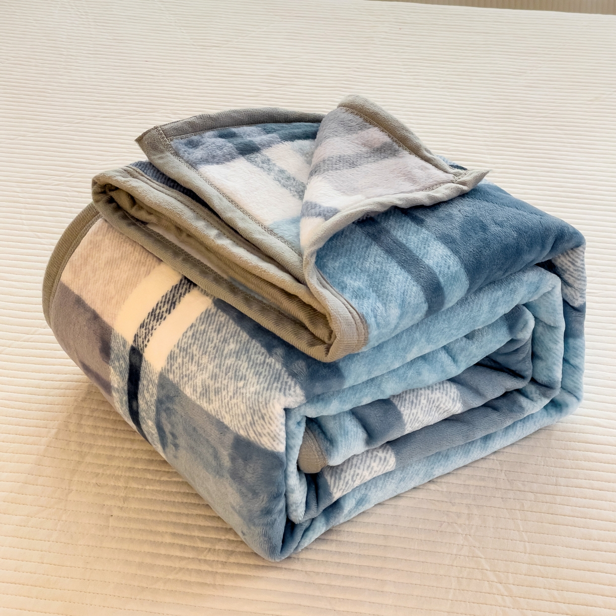 91家纺网 家纺一手货源 找家纺 启发毛毯 2025新款高克重双面牛奶绒盖毯 蓝大格