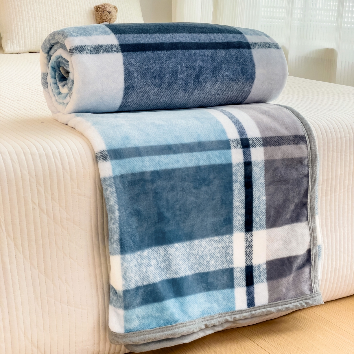 91家纺网 家纺一手货源 找家纺 启发毛毯 2025新款高克重双面牛奶绒盖毯 蓝大格