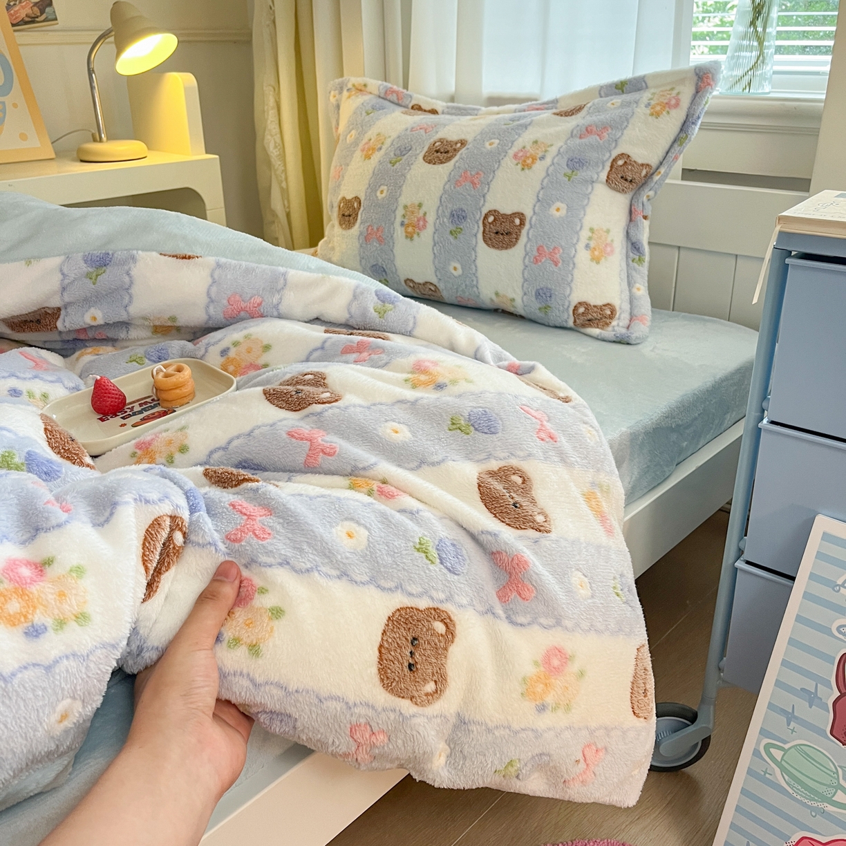 91家纺网 家纺一手货源 找家纺 川悦生活 2025新款雪花绒宿舍床笠款三件套 小熊花园