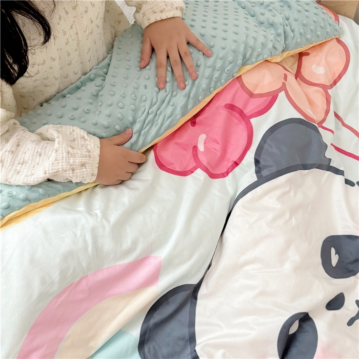 91家纺网 家纺一手货源 找家纺 萌宝家纺 2025新款幼儿园大版豆豆绒三件套婴儿绒六件套 气球熊猫