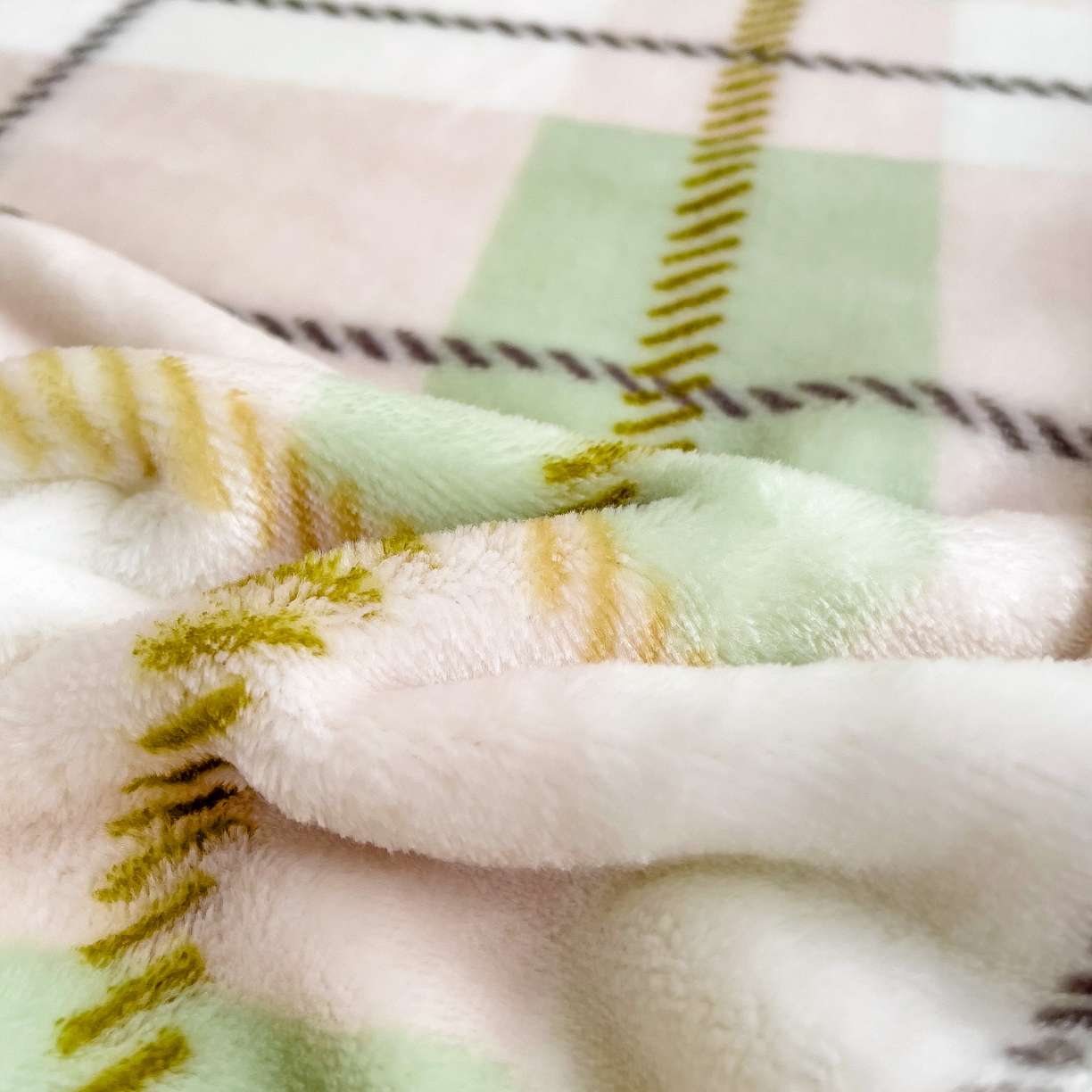 91家纺网 家纺一手货源 找家纺 启发毛毯 2025新款高克重双面牛奶绒盖毯 绿大格