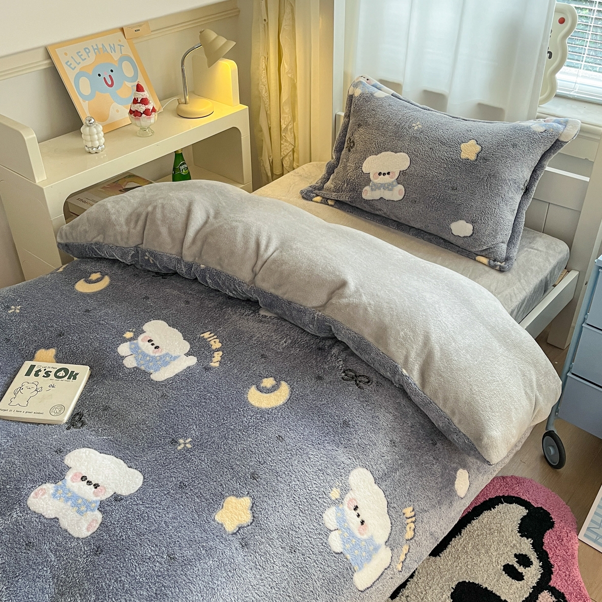 91家纺网 家纺一手货源 找家纺 川悦生活 2025新款雪花绒宿舍床笠款三件套 星月小狗-灰
