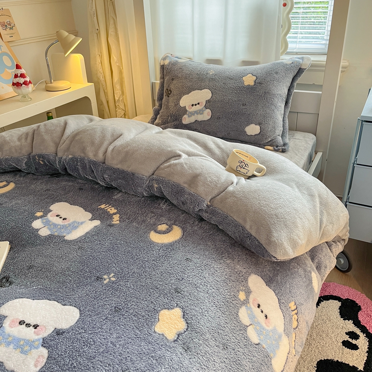 91家纺网 家纺一手货源 找家纺 川悦生活 2025新款雪花绒宿舍床笠款三件套 星月小狗-灰