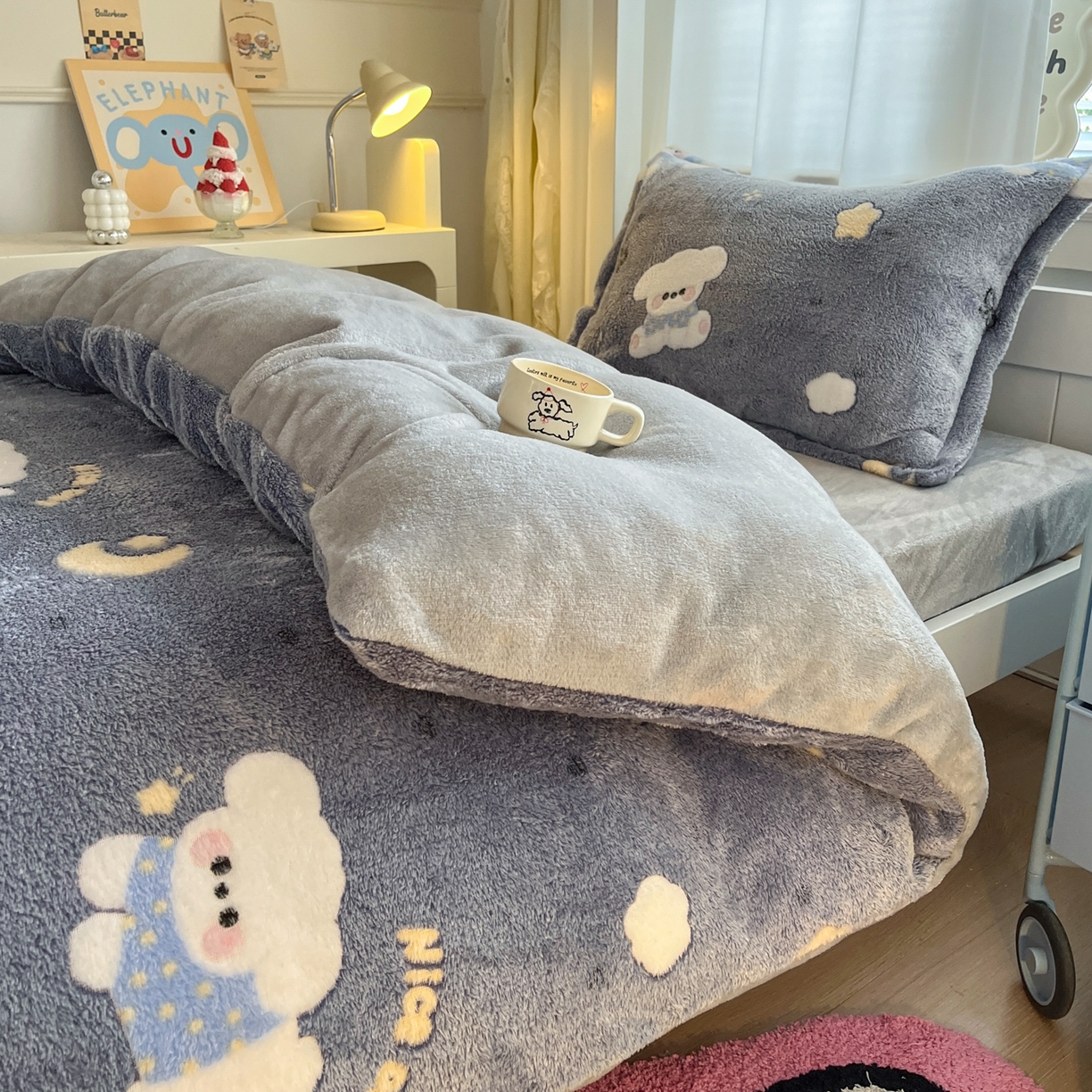 91家纺网 家纺一手货源 找家纺 川悦生活 2025新款雪花绒宿舍床笠款三件套 星月小狗-灰