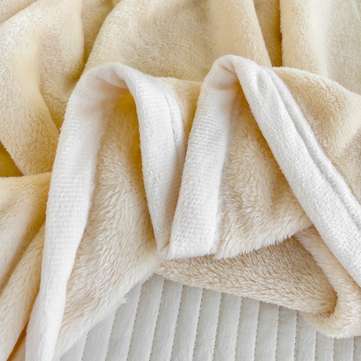 91家纺网 家纺一手货源 找家纺 启发毛毯 2025新款高克重双面牛奶绒盖毯 米白