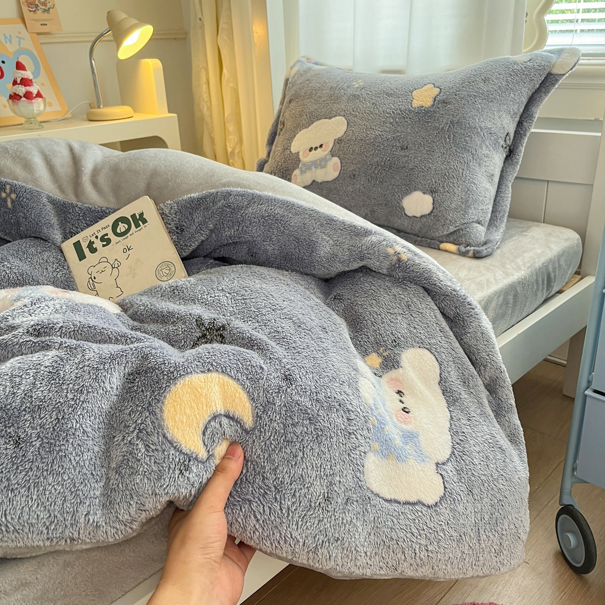 91家纺网 家纺一手货源 找家纺 川悦生活 2025新款雪花绒宿舍床笠款三件套 星月小狗-灰