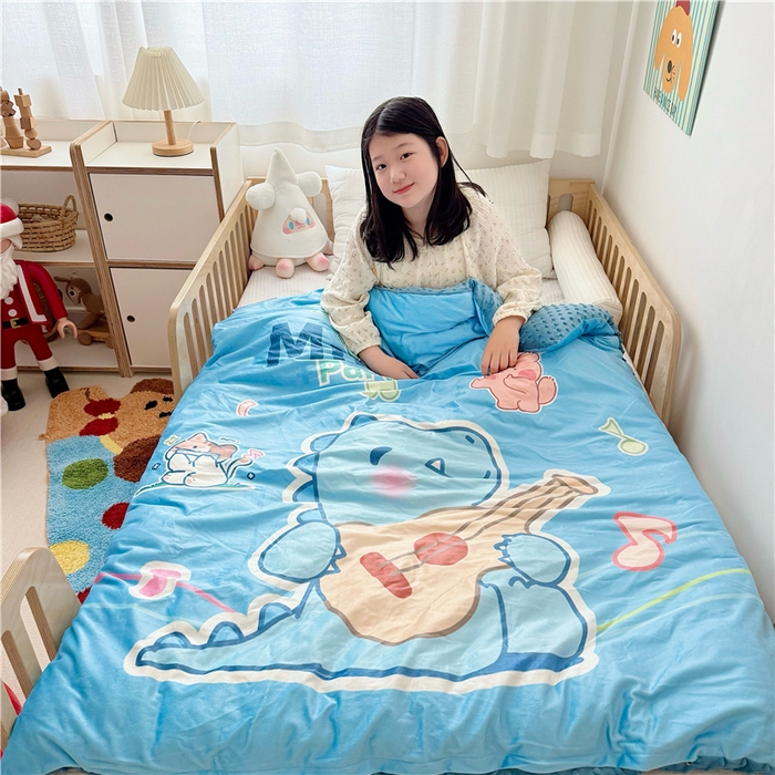 91家纺网 家纺一手货源 找家纺 萌宝家纺 2025新款幼儿园大版豆豆绒三件套婴儿绒六件套 音乐恐龙