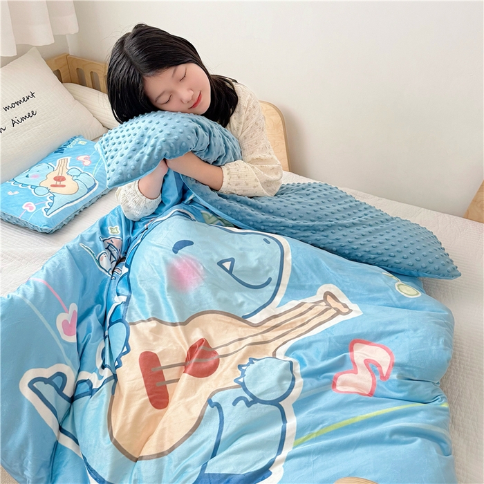 91家纺网 家纺一手货源 找家纺 萌宝家纺 2025新款幼儿园大版豆豆绒三件套婴儿绒六件套 音乐恐龙