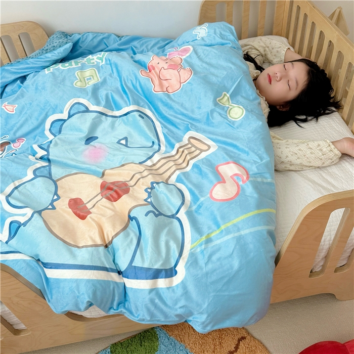 91家纺网 家纺一手货源 找家纺 萌宝家纺 2025新款幼儿园大版豆豆绒三件套婴儿绒六件套 音乐恐龙