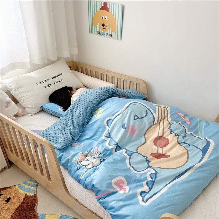 91家纺网 家纺一手货源 找家纺 萌宝家纺 2025新款幼儿园大版豆豆绒三件套婴儿绒六件套 音乐恐龙