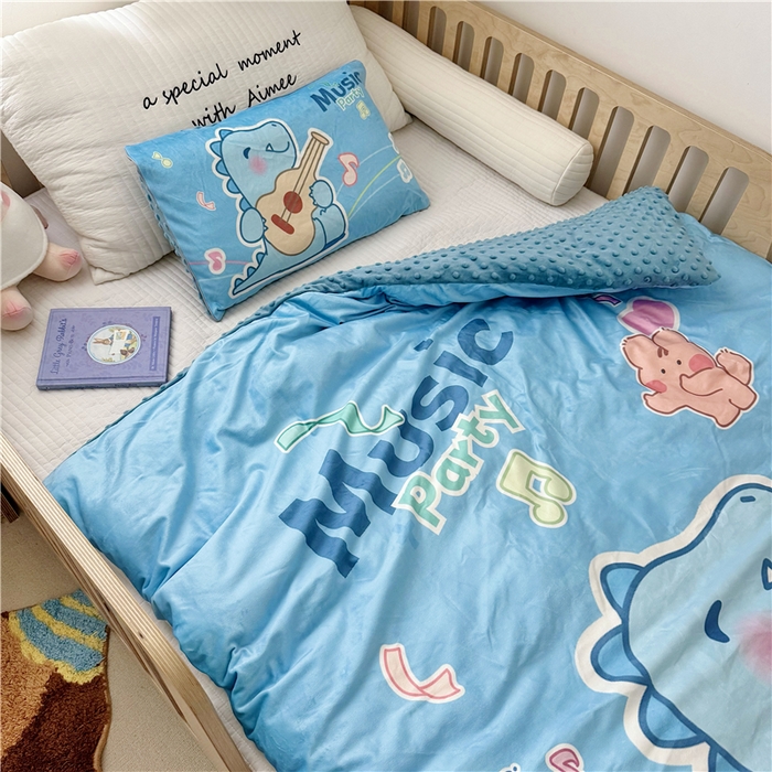 91家纺网 家纺一手货源 找家纺 萌宝家纺 2025新款幼儿园大版豆豆绒三件套婴儿绒六件套 音乐恐龙