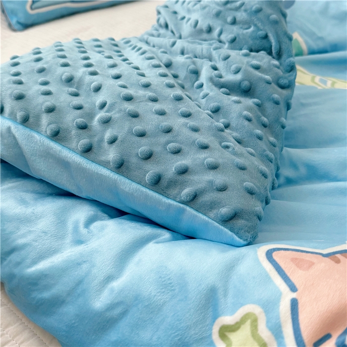 91家纺网 家纺一手货源 找家纺 萌宝家纺 2025新款幼儿园大版豆豆绒三件套婴儿绒六件套 音乐恐龙