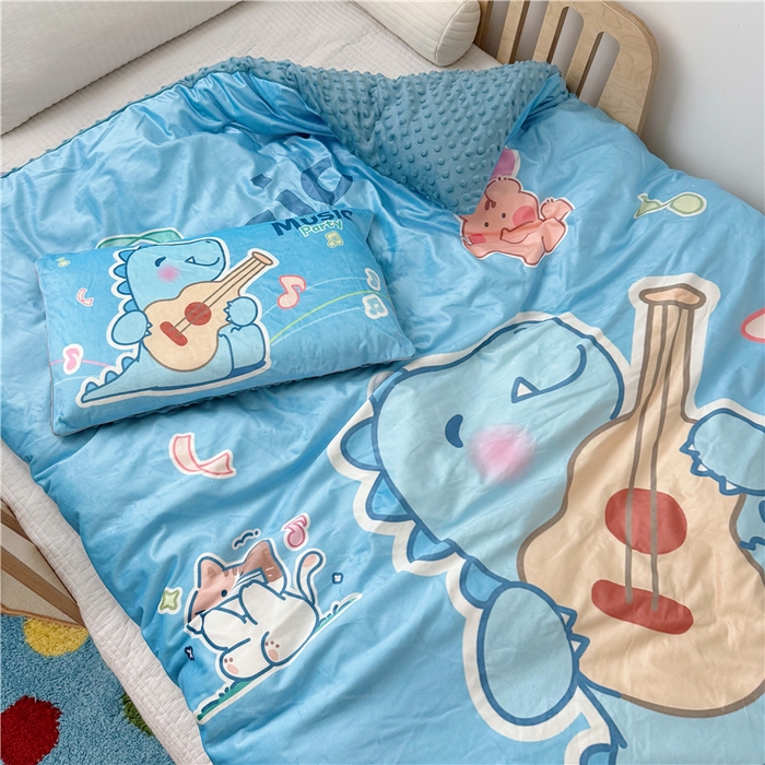 91家纺网 家纺一手货源 找家纺 萌宝家纺 2025新款幼儿园大版豆豆绒三件套婴儿绒六件套 音乐恐龙