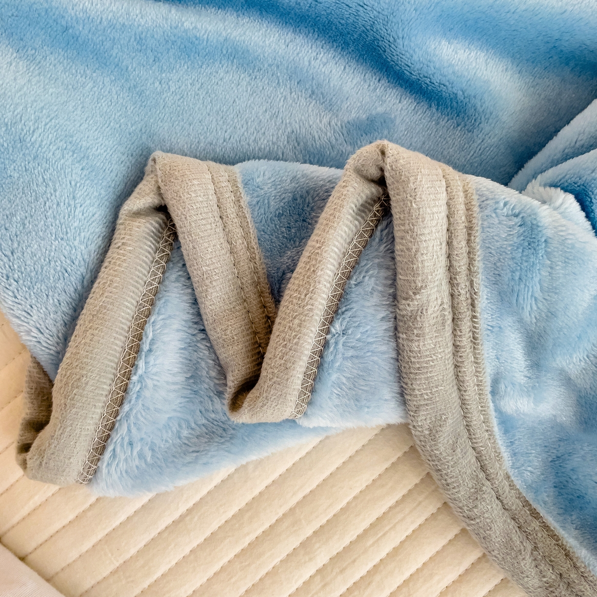 91家纺网 家纺一手货源 找家纺 启发毛毯 2025新款高克重双面牛奶绒盖毯 天蓝