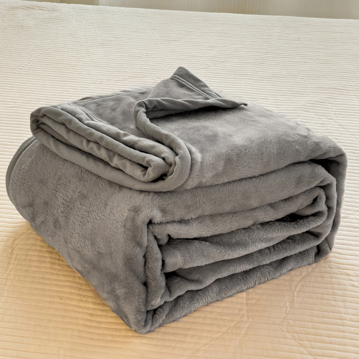 91家纺网 家纺一手货源 找家纺 启发毛毯 2025新款高克重双面牛奶绒盖毯 银灰