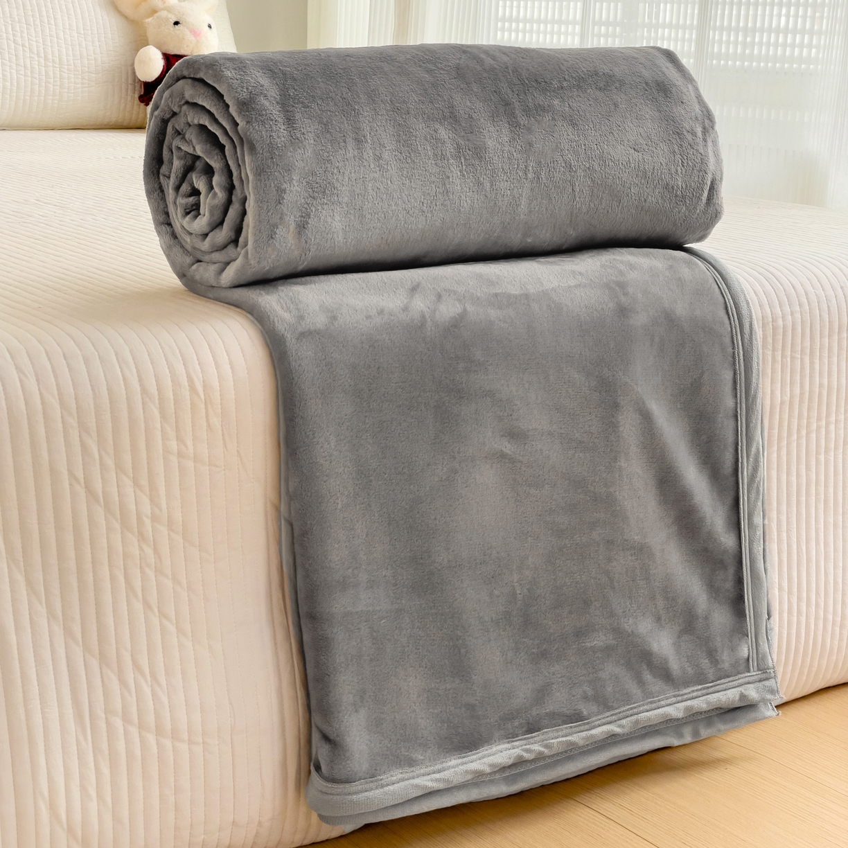 91家纺网 家纺一手货源 找家纺 启发毛毯 2025新款高克重双面牛奶绒盖毯 银灰