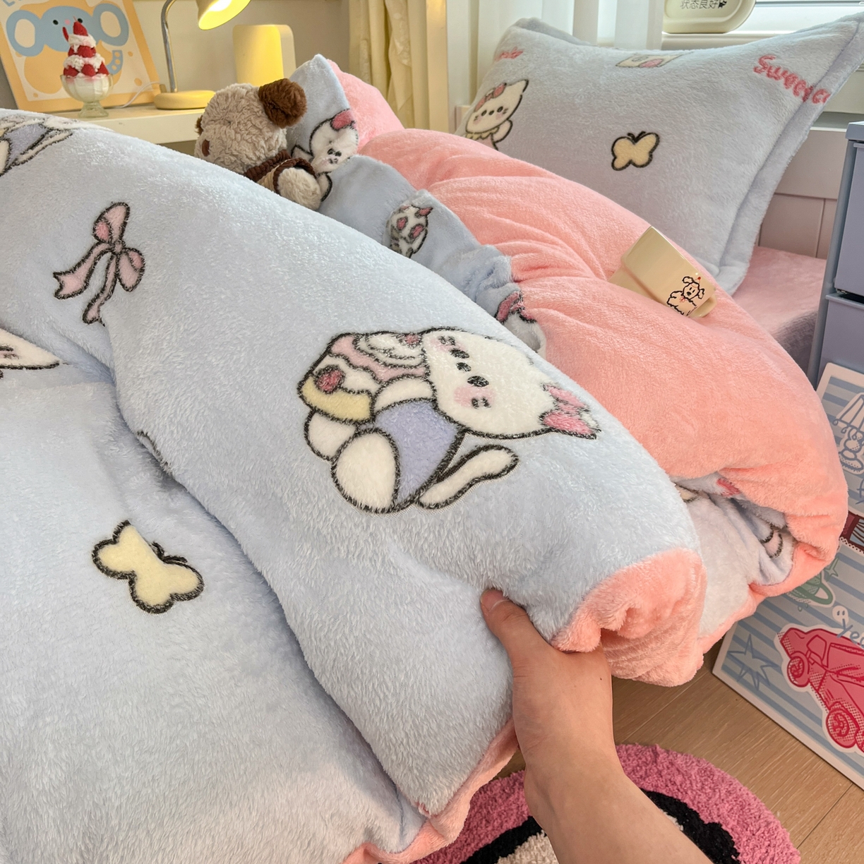 91家纺网 家纺一手货源 找家纺 川悦生活 2025新款雪花绒宿舍床笠款三件套 幸运小咪