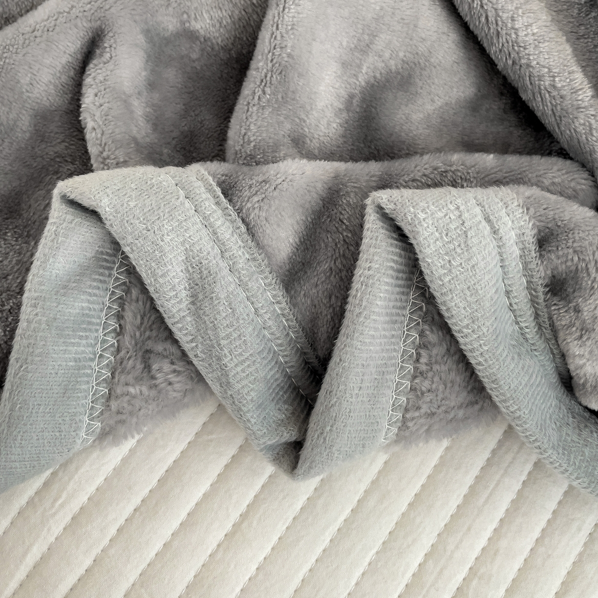 91家纺网 家纺一手货源 找家纺 启发毛毯 2025新款高克重双面牛奶绒盖毯 银灰