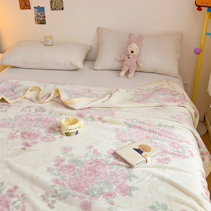 91家纺网 家纺一手货源 找家纺 启发毛毯 2025新款高克重双面牛奶绒盖毯 浪漫花语