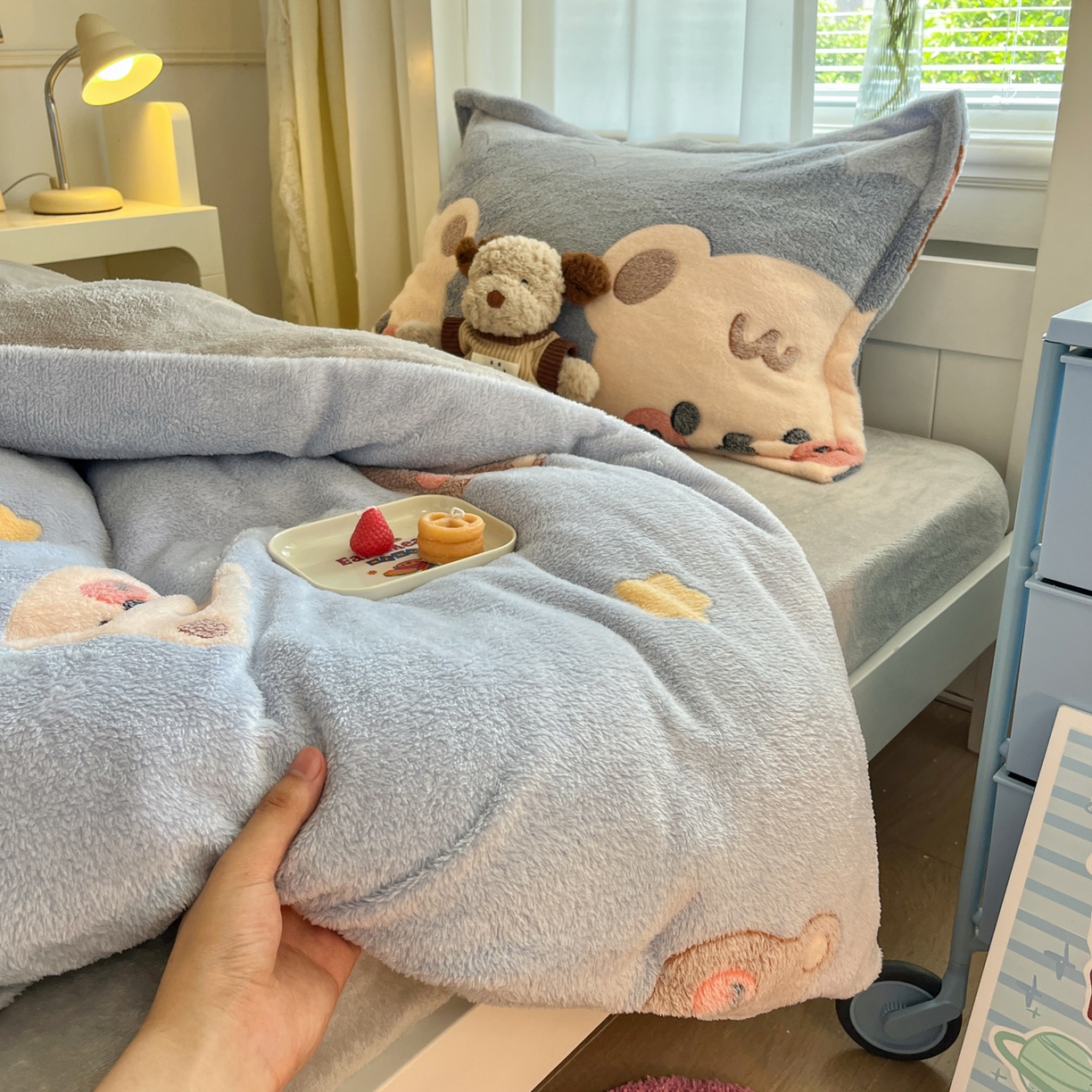 91家纺网 家纺一手货源 找家纺 川悦生活 2025新款雪花绒宿舍床笠款三件套 熊小巴