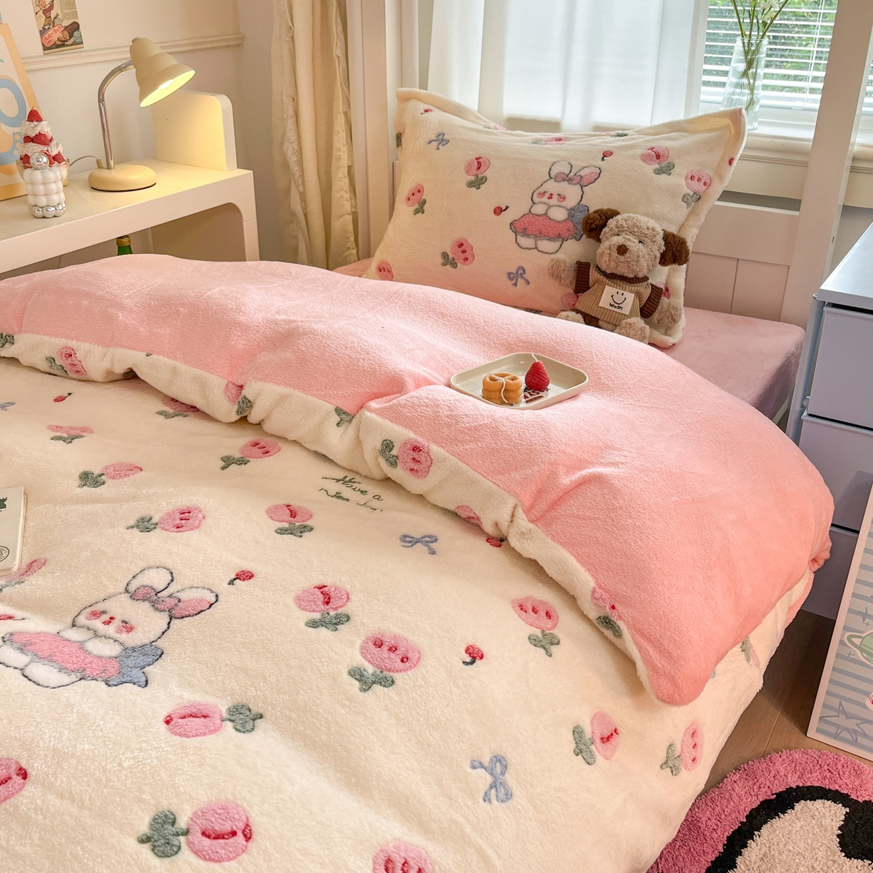 91家纺网 家纺一手货源 找家纺 川悦生活 2025新款雪花绒宿舍床笠款三件套 郁金奶兔