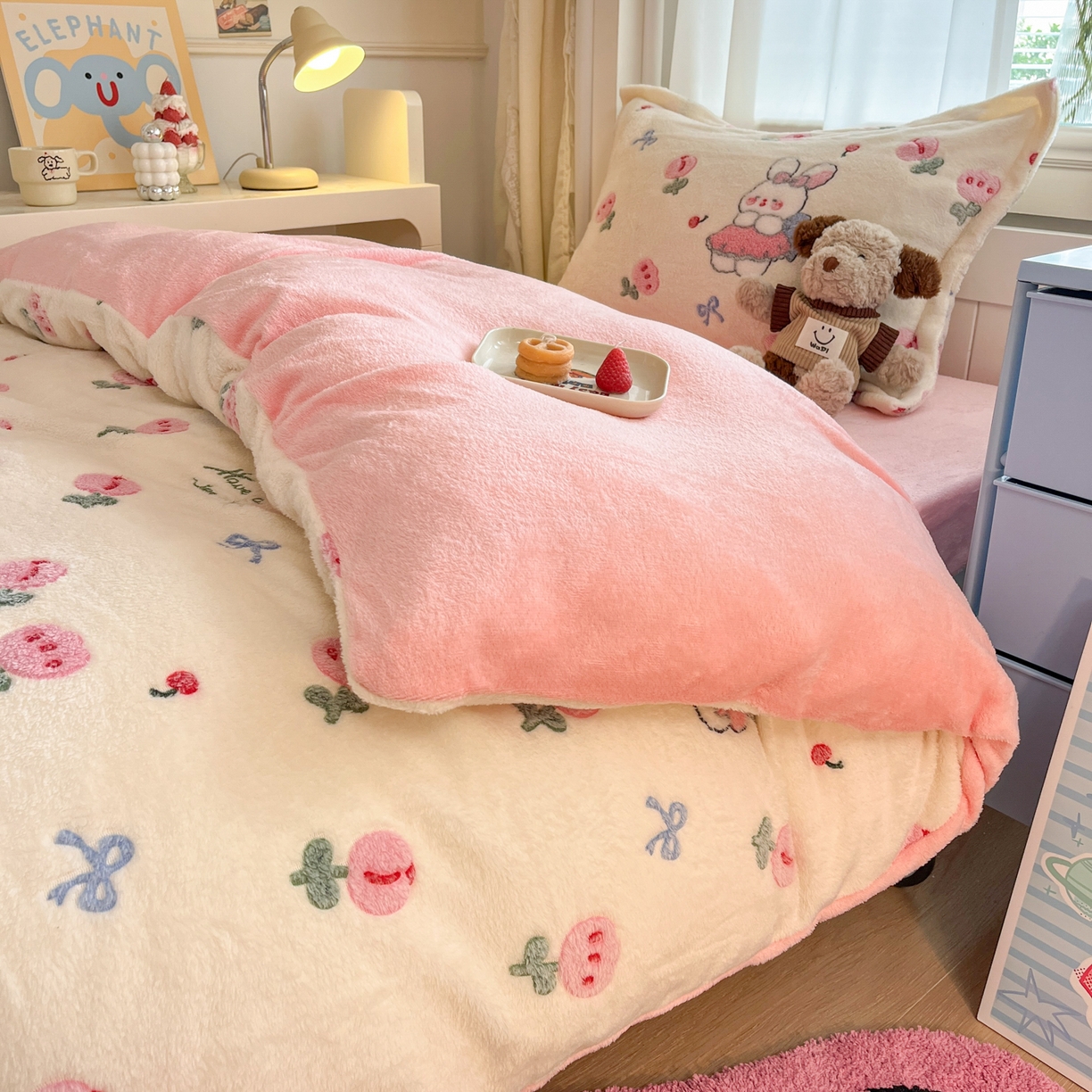 91家纺网 家纺一手货源 找家纺 川悦生活 2025新款雪花绒宿舍床笠款三件套 郁金奶兔