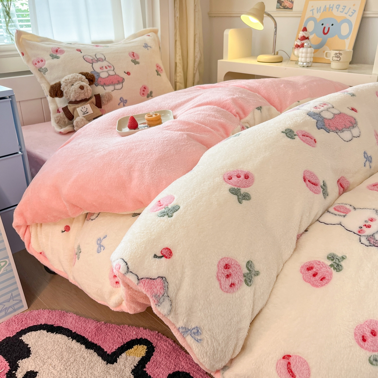 91家纺网 家纺一手货源 找家纺 川悦生活 2025新款雪花绒宿舍床笠款三件套 郁金奶兔