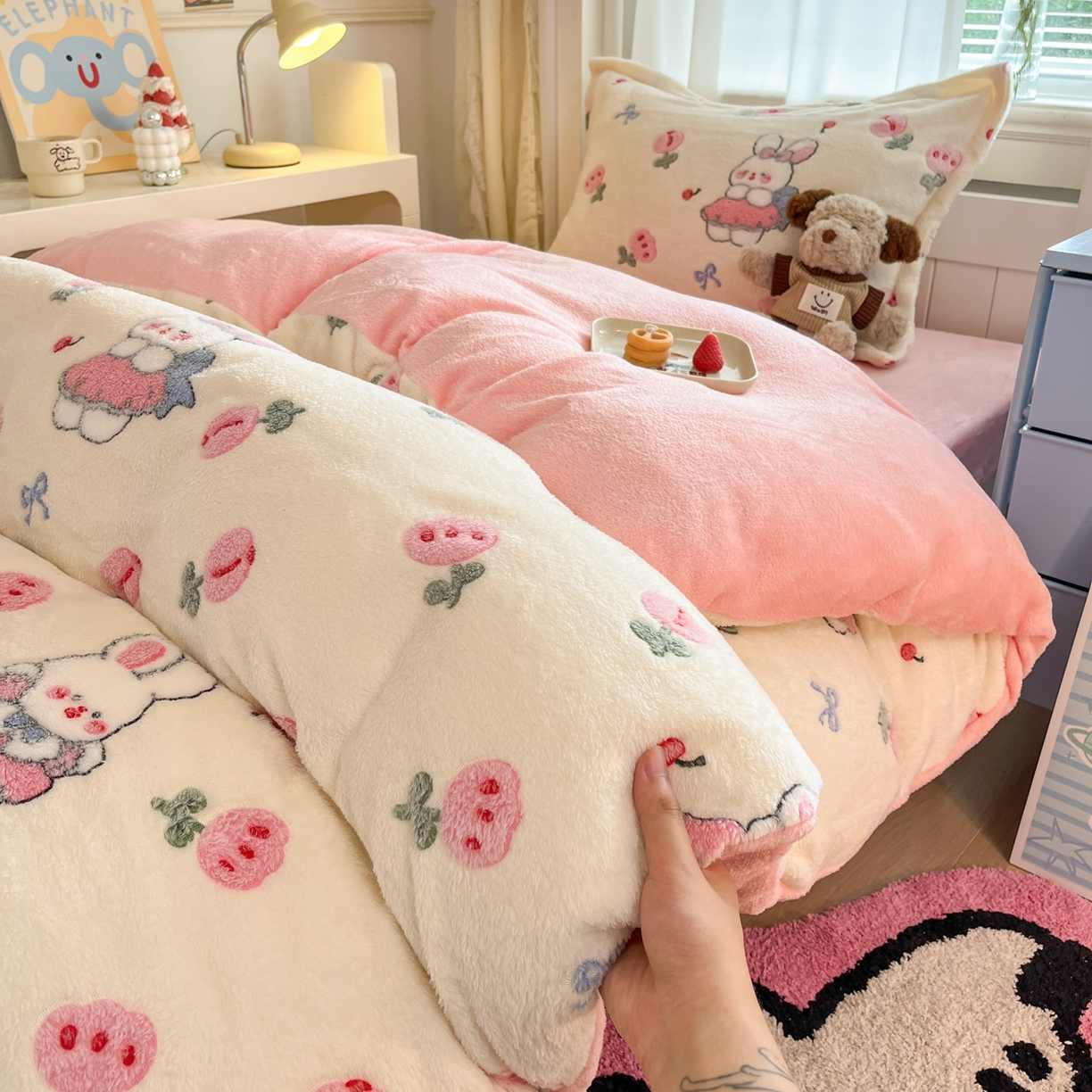 91家纺网 家纺一手货源 找家纺 川悦生活 2025新款雪花绒宿舍床笠款三件套 郁金奶兔