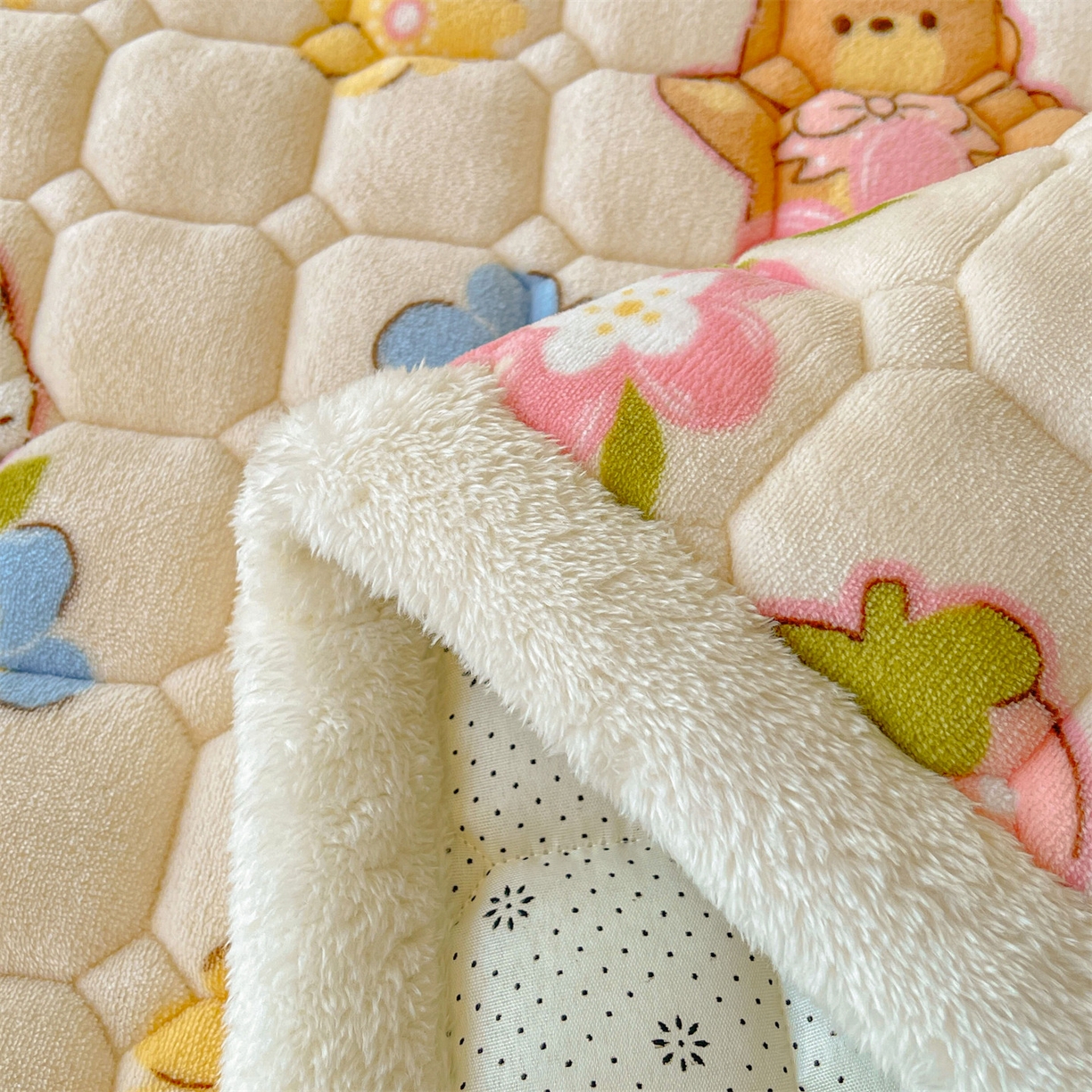 91家纺网 家纺一手货源 找家纺 雯豆家纺 2025新款加厚床垫床褥子牛奶绒床褥床护垫学生宿舍垫子铺底 牛奶绒床褥-彩色萌宠