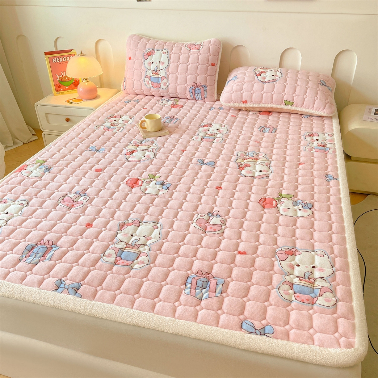 91家纺网 家纺一手货源 找家纺 雯豆家纺 2025新款加厚床垫床褥子牛奶绒床褥床护垫学生宿舍垫子铺底 牛奶绒床褥-茶杯猫咪