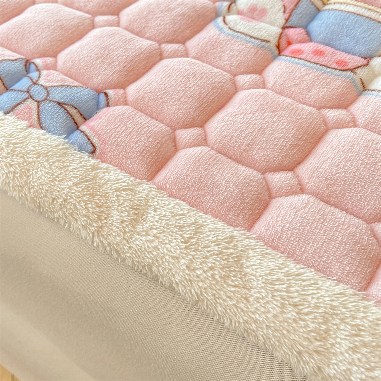 91家纺网 家纺一手货源 找家纺 雯豆家纺 2025新款加厚床垫床褥子牛奶绒床褥床护垫学生宿舍垫子铺底 牛奶绒床褥-茶杯猫咪