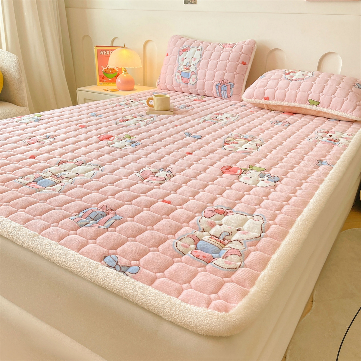 91家纺网 家纺一手货源 找家纺 雯豆家纺 2025新款加厚床垫床褥子牛奶绒床褥床护垫学生宿舍垫子铺底 牛奶绒床褥-茶杯猫咪