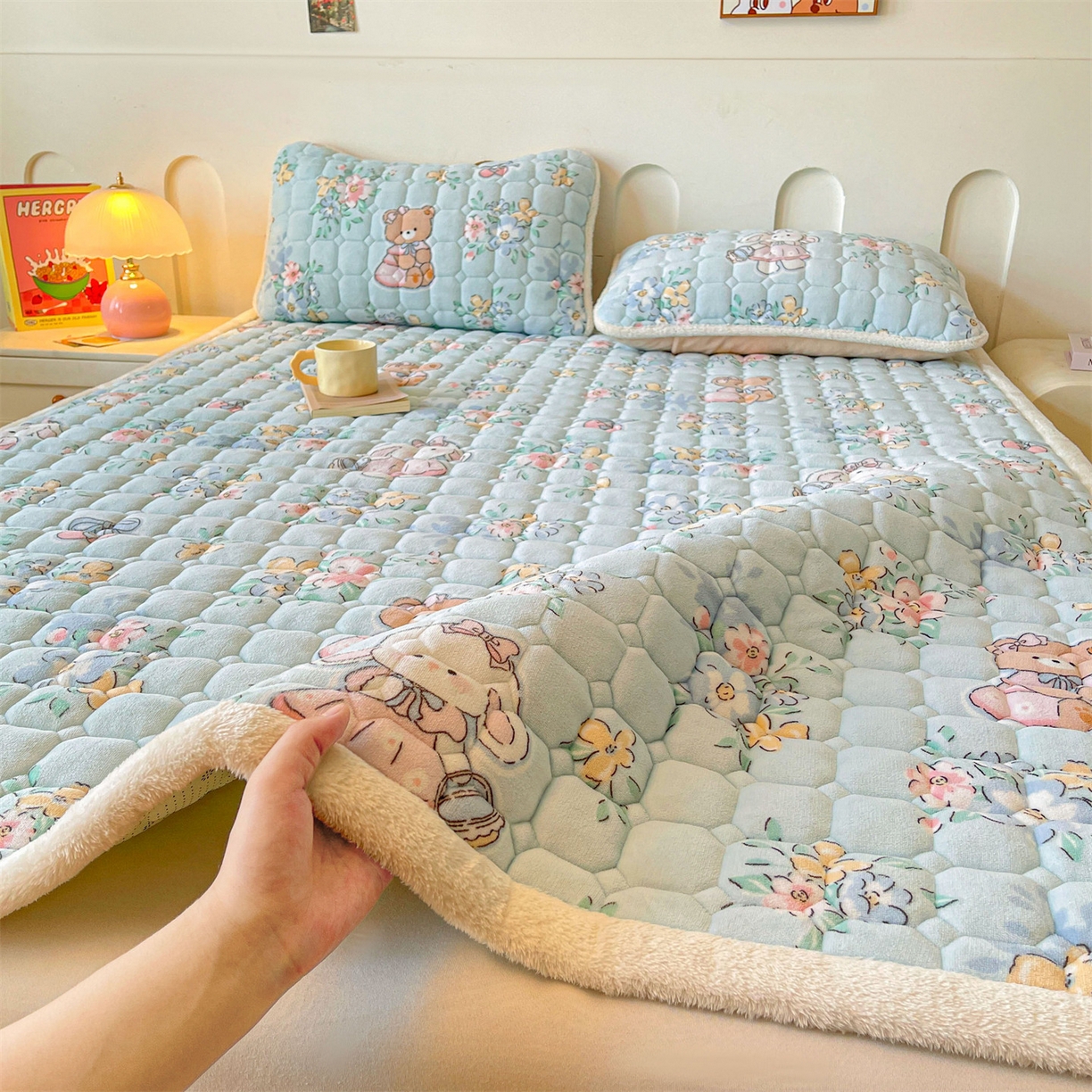 91家纺网 家纺一手货源 找家纺 雯豆家纺 2025新款加厚床垫床褥子牛奶绒床褥床护垫学生宿舍垫子铺底 牛奶绒床褥-多彩生活