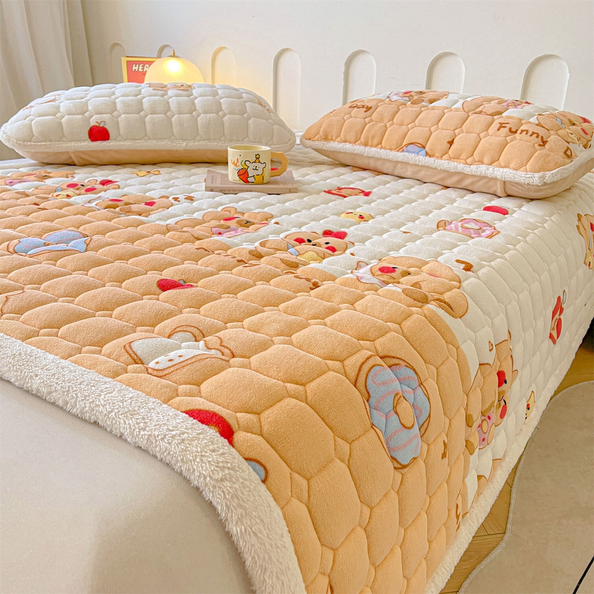 91家纺网 家纺一手货源 找家纺 雯豆家纺 2025新款加厚床垫床褥子牛奶绒床褥床护垫学生宿舍垫子铺底 牛奶绒床褥-欢乐聚会