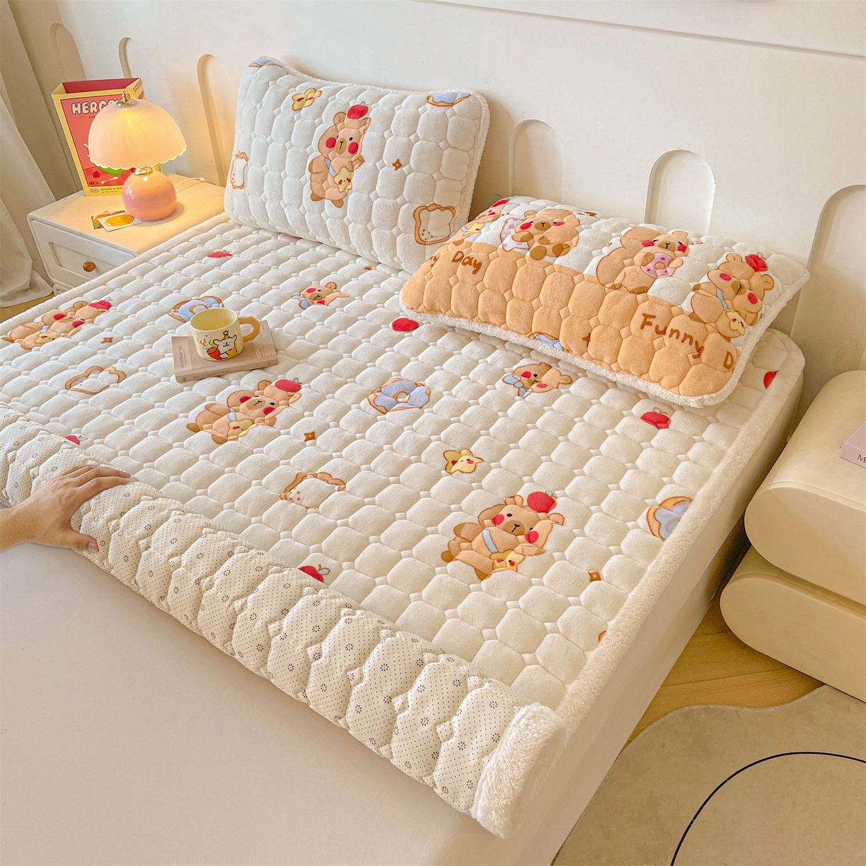 91家纺网 家纺一手货源 找家纺 雯豆家纺 2025新款加厚床垫床褥子牛奶绒床褥床护垫学生宿舍垫子铺底 牛奶绒床褥-欢乐聚会