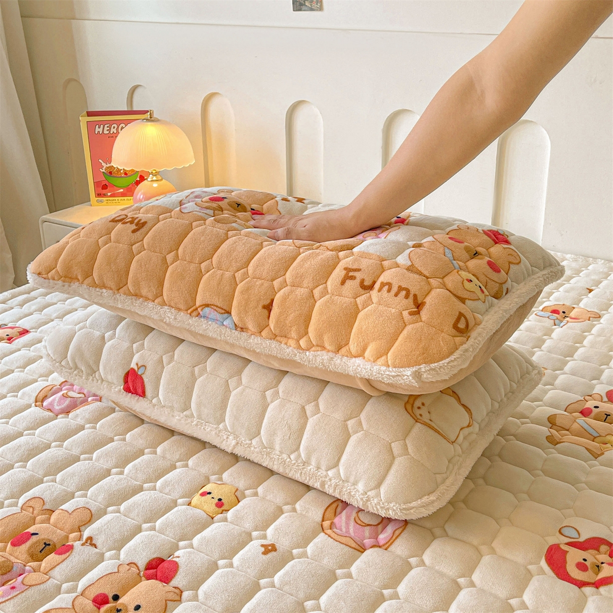 91家纺网 家纺一手货源 找家纺 雯豆家纺 2025新款加厚床垫床褥子牛奶绒床褥床护垫学生宿舍垫子铺底 牛奶绒床褥-欢乐聚会